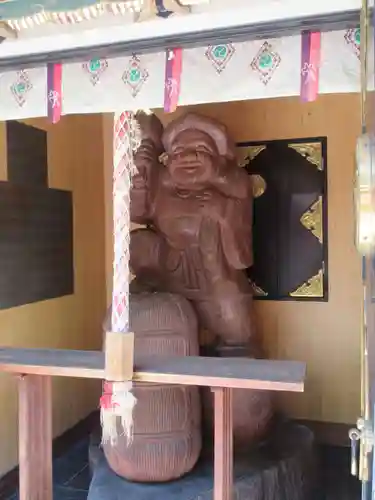 須賀神社の像