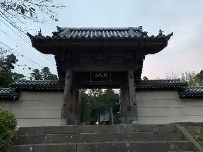 本漸寺の山門
