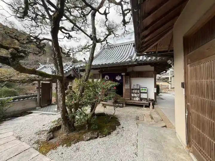 薬師院の{uncategorized: "未分類", other: "その他", undefined: "問題あり", building: "その他建物", grave: "お墓", sacred_gate: "鳥居", guardian: "狛犬", statue: "像", buddha: "仏像", history: "歴史", nature: "自然", garden: "庭園", animal: "動物", pagoda: "塔", temizu: "手水舎", mountain_gate: "山門・神門", sanctuary: "本殿・本堂", subordinate: "末社・摂社", art: "芸術", scenery: "景色", jizo: "地蔵", ema: "絵馬", goshuin: "御朱印", omikuji: "おみくじ", items: "授与品その他", amulet: "お守り", goshuincho: "御朱印帳", eats: "食事", festival: "お祭り", votive_dance: "神楽", shichigosan: "七五三参", wedding: "結婚式", experience: "体験その他", initially: "初詣", around: "周辺", anti_infection: "感染症対策"}