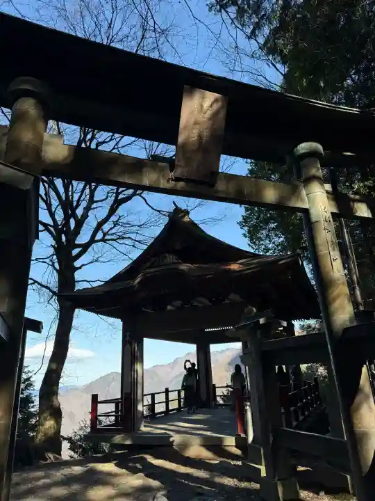 三峯神社の{uncategorized: "未分類", other: "その他", undefined: "問題あり", building: "その他建物", grave: "お墓", sacred_gate: "鳥居", guardian: "狛犬", statue: "像", buddha: "仏像", history: "歴史", nature: "自然", garden: "庭園", animal: "動物", pagoda: "塔", temizu: "手水舎", mountain_gate: "山門・神門", sanctuary: "本殿・本堂", subordinate: "末社・摂社", art: "芸術", scenery: "景色", jizo: "地蔵", ema: "絵馬", goshuin: "御朱印", omikuji: "おみくじ", items: "授与品その他", amulet: "お守り", goshuincho: "御朱印帳", eats: "食事", festival: "お祭り", votive_dance: "神楽", shichigosan: "七五三参", wedding: "結婚式", experience: "体験その他", initially: "初詣", around: "周辺", anti_infection: "感染症対策"}