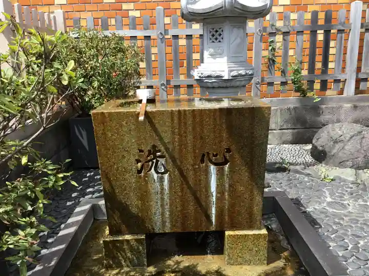 小田急豊川稲荷の手水舎