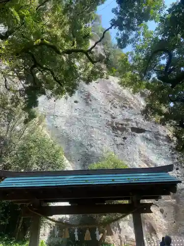 花窟神社の{uncategorized: "未分類", other: "その他", undefined: "問題あり", building: "その他建物", grave: "お墓", sacred_gate: "鳥居", guardian: "狛犬", statue: "像", buddha: "仏像", history: "歴史", nature: "自然", garden: "庭園", animal: "動物", pagoda: "塔", temizu: "手水舎", mountain_gate: "山門・神門", sanctuary: "本殿・本堂", subordinate: "末社・摂社", art: "芸術", scenery: "景色", jizo: "地蔵", ema: "絵馬", goshuin: "御朱印", omikuji: "おみくじ", items: "授与品その他", amulet: "お守り", goshuincho: "御朱印帳", eats: "食事", festival: "お祭り", votive_dance: "神楽", shichigosan: "七五三参", wedding: "結婚式", experience: "体験その他", initially: "初詣", around: "周辺", anti_infection: "感染症対策"}