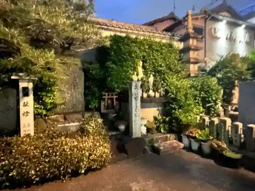 妙音寺の{uncategorized: "未分類", other: "その他", undefined: "問題あり", building: "その他建物", grave: "お墓", sacred_gate: "鳥居", guardian: "狛犬", statue: "像", buddha: "仏像", history: "歴史", nature: "自然", garden: "庭園", animal: "動物", pagoda: "塔", temizu: "手水舎", mountain_gate: "山門・神門", sanctuary: "本殿・本堂", subordinate: "末社・摂社", art: "芸術", scenery: "景色", jizo: "地蔵", ema: "絵馬", goshuin: "御朱印", omikuji: "おみくじ", items: "授与品その他", amulet: "お守り", goshuincho: "御朱印帳", eats: "食事", festival: "お祭り", votive_dance: "神楽", shichigosan: "七五三参", wedding: "結婚式", experience: "体験その他", initially: "初詣", around: "周辺", anti_infection: "感染症対策"}