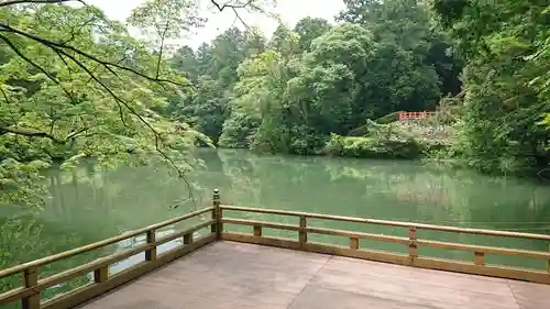 高鴨神社の庭園