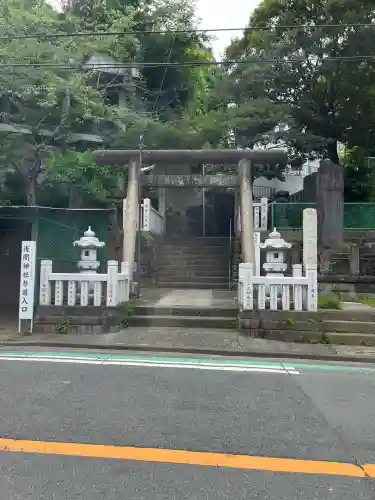 （芝生）浅間神社の{uncategorized: "未分類", other: "その他", undefined: "問題あり", building: "その他建物", grave: "お墓", sacred_gate: "鳥居", guardian: "狛犬", statue: "像", buddha: "仏像", history: "歴史", nature: "自然", garden: "庭園", animal: "動物", pagoda: "塔", temizu: "手水舎", mountain_gate: "山門・神門", sanctuary: "本殿・本堂", subordinate: "末社・摂社", art: "芸術", scenery: "景色", jizo: "地蔵", ema: "絵馬", goshuin: "御朱印", omikuji: "おみくじ", items: "授与品その他", amulet: "お守り", goshuincho: "御朱印帳", eats: "食事", festival: "お祭り", votive_dance: "神楽", shichigosan: "七五三参", wedding: "結婚式", experience: "体験その他", initially: "初詣", around: "周辺", anti_infection: "感染症対策"}