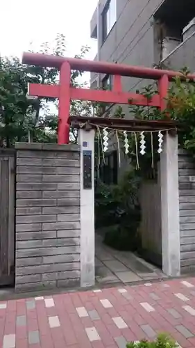 於三稲荷神社の鳥居