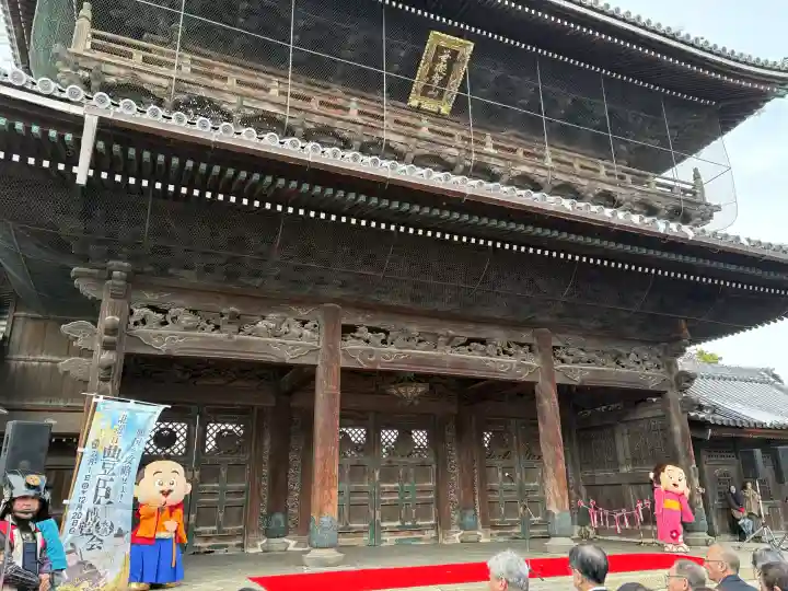 大通寺(長浜御坊)の{uncategorized: "未分類", other: "その他", undefined: "問題あり", building: "その他建物", grave: "お墓", sacred_gate: "鳥居", guardian: "狛犬", statue: "像", buddha: "仏像", history: "歴史", nature: "自然", garden: "庭園", animal: "動物", pagoda: "塔", temizu: "手水舎", mountain_gate: "山門・神門", sanctuary: "本殿・本堂", subordinate: "末社・摂社", art: "芸術", scenery: "景色", jizo: "地蔵", ema: "絵馬", goshuin: "御朱印", omikuji: "おみくじ", items: "授与品その他", amulet: "お守り", goshuincho: "御朱印帳", eats: "食事", festival: "お祭り", votive_dance: "神楽", shichigosan: "七五三参", wedding: "結婚式", experience: "体験その他", initially: "初詣", around: "周辺", anti_infection: "感染症対策"}