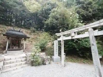 サムハラ神社 奥の宮の{uncategorized: "未分類", other: "その他", undefined: "問題あり", building: "その他建物", grave: "お墓", sacred_gate: "鳥居", guardian: "狛犬", statue: "像", buddha: "仏像", history: "歴史", nature: "自然", garden: "庭園", animal: "動物", pagoda: "塔", temizu: "手水舎", mountain_gate: "山門・神門", sanctuary: "本殿・本堂", subordinate: "末社・摂社", art: "芸術", scenery: "景色", jizo: "地蔵", ema: "絵馬", goshuin: "御朱印", omikuji: "おみくじ", items: "授与品その他", amulet: "お守り", goshuincho: "御朱印帳", eats: "食事", festival: "お祭り", votive_dance: "神楽", shichigosan: "七五三参", wedding: "結婚式", experience: "体験その他", initially: "初詣", around: "周辺", anti_infection: "感染症対策"}