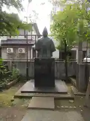 須賀神社の像