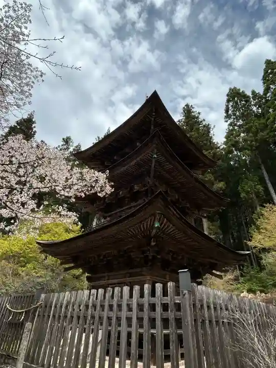 新海三社神社の{uncategorized: "未分類", other: "その他", undefined: "問題あり", building: "その他建物", grave: "お墓", sacred_gate: "鳥居", guardian: "狛犬", statue: "像", buddha: "仏像", history: "歴史", nature: "自然", garden: "庭園", animal: "動物", pagoda: "塔", temizu: "手水舎", mountain_gate: "山門・神門", sanctuary: "本殿・本堂", subordinate: "末社・摂社", art: "芸術", scenery: "景色", jizo: "地蔵", ema: "絵馬", goshuin: "御朱印", omikuji: "おみくじ", items: "授与品その他", amulet: "お守り", goshuincho: "御朱印帳", eats: "食事", festival: "お祭り", votive_dance: "神楽", shichigosan: "七五三参", wedding: "結婚式", experience: "体験その他", initially: "初詣", around: "周辺", anti_infection: "感染症対策"}