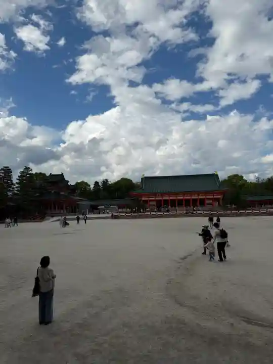 平安神宮の{uncategorized: "未分類", other: "その他", undefined: "問題あり", building: "その他建物", grave: "お墓", sacred_gate: "鳥居", guardian: "狛犬", statue: "像", buddha: "仏像", history: "歴史", nature: "自然", garden: "庭園", animal: "動物", pagoda: "塔", temizu: "手水舎", mountain_gate: "山門・神門", sanctuary: "本殿・本堂", subordinate: "末社・摂社", art: "芸術", scenery: "景色", jizo: "地蔵", ema: "絵馬", goshuin: "御朱印", omikuji: "おみくじ", items: "授与品その他", amulet: "お守り", goshuincho: "御朱印帳", eats: "食事", festival: "お祭り", votive_dance: "神楽", shichigosan: "七五三参", wedding: "結婚式", experience: "体験その他", initially: "初詣", around: "周辺", anti_infection: "感染症対策"}