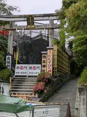 地主神社の{uncategorized: "未分類", other: "その他", undefined: "問題あり", building: "その他建物", grave: "お墓", sacred_gate: "鳥居", guardian: "狛犬", statue: "像", buddha: "仏像", history: "歴史", nature: "自然", garden: "庭園", animal: "動物", pagoda: "塔", temizu: "手水舎", mountain_gate: "山門・神門", sanctuary: "本殿・本堂", subordinate: "末社・摂社", art: "芸術", scenery: "景色", jizo: "地蔵", ema: "絵馬", goshuin: "御朱印", omikuji: "おみくじ", items: "授与品その他", amulet: "お守り", goshuincho: "御朱印帳", eats: "食事", festival: "お祭り", votive_dance: "神楽", shichigosan: "七五三参", wedding: "結婚式", experience: "体験その他", initially: "初詣", around: "周辺", anti_infection: "感染症対策"}