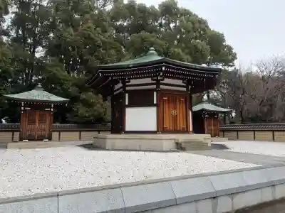 池上本門寺の{uncategorized: "未分類", other: "その他", undefined: "問題あり", building: "その他建物", grave: "お墓", sacred_gate: "鳥居", guardian: "狛犬", statue: "像", buddha: "仏像", history: "歴史", nature: "自然", garden: "庭園", animal: "動物", pagoda: "塔", temizu: "手水舎", mountain_gate: "山門・神門", sanctuary: "本殿・本堂", subordinate: "末社・摂社", art: "芸術", scenery: "景色", jizo: "地蔵", ema: "絵馬", goshuin: "御朱印", omikuji: "おみくじ", items: "授与品その他", amulet: "お守り", goshuincho: "御朱印帳", eats: "食事", festival: "お祭り", votive_dance: "神楽", shichigosan: "七五三参", wedding: "結婚式", experience: "体験その他", initially: "初詣", around: "周辺", anti_infection: "感染症対策"}