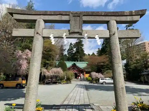 新橋浅間神社の鳥居