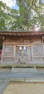 伊豫稲荷神社の{uncategorized: "未分類", other: "その他", undefined: "問題あり", building: "その他建物", grave: "お墓", sacred_gate: "鳥居", guardian: "狛犬", statue: "像", buddha: "仏像", history: "歴史", nature: "自然", garden: "庭園", animal: "動物", pagoda: "塔", temizu: "手水舎", mountain_gate: "山門・神門", sanctuary: "本殿・本堂", subordinate: "末社・摂社", art: "芸術", scenery: "景色", jizo: "地蔵", ema: "絵馬", goshuin: "御朱印", omikuji: "おみくじ", items: "授与品その他", amulet: "お守り", goshuincho: "御朱印帳", eats: "食事", festival: "お祭り", votive_dance: "神楽", shichigosan: "七五三参", wedding: "結婚式", experience: "体験その他", initially: "初詣", around: "周辺", anti_infection: "感染症対策"}