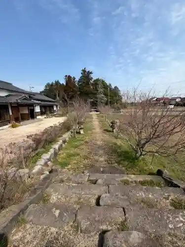 六所神社の{uncategorized: "未分類", other: "その他", undefined: "問題あり", building: "その他建物", grave: "お墓", sacred_gate: "鳥居", guardian: "狛犬", statue: "像", buddha: "仏像", history: "歴史", nature: "自然", garden: "庭園", animal: "動物", pagoda: "塔", temizu: "手水舎", mountain_gate: "山門・神門", sanctuary: "本殿・本堂", subordinate: "末社・摂社", art: "芸術", scenery: "景色", jizo: "地蔵", ema: "絵馬", goshuin: "御朱印", omikuji: "おみくじ", items: "授与品その他", amulet: "お守り", goshuincho: "御朱印帳", eats: "食事", festival: "お祭り", votive_dance: "神楽", shichigosan: "七五三参", wedding: "結婚式", experience: "体験その他", initially: "初詣", around: "周辺", anti_infection: "感染症対策"}