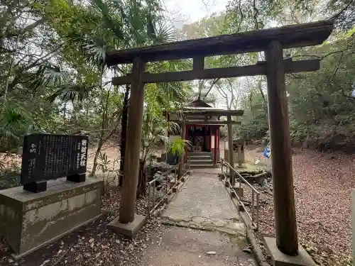 紀州東照宮の{uncategorized: "未分類", other: "その他", undefined: "問題あり", building: "その他建物", grave: "お墓", sacred_gate: "鳥居", guardian: "狛犬", statue: "像", buddha: "仏像", history: "歴史", nature: "自然", garden: "庭園", animal: "動物", pagoda: "塔", temizu: "手水舎", mountain_gate: "山門・神門", sanctuary: "本殿・本堂", subordinate: "末社・摂社", art: "芸術", scenery: "景色", jizo: "地蔵", ema: "絵馬", goshuin: "御朱印", omikuji: "おみくじ", items: "授与品その他", amulet: "お守り", goshuincho: "御朱印帳", eats: "食事", festival: "お祭り", votive_dance: "神楽", shichigosan: "七五三参", wedding: "結婚式", experience: "体験その他", initially: "初詣", around: "周辺", anti_infection: "感染症対策"}