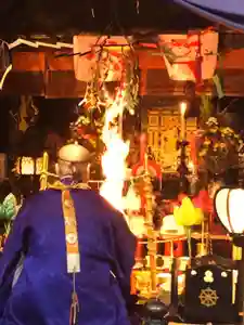 令和4年壬寅歳の元旦🎍0時より元朝初護摩祈祷を行い、新たなる年の安寧と諸願成就を祈念致します。
元日~3日までの三が日は、1日3回『午前10時・午後1時・午後3時』開運護摩祈祷を行っております。
また三が日は本堂の金屏風をバックにプロのカメラマンによる『家族写真撮影会』も行います。
撮影は無料なので記念に撮影してみては如何でしょうか。
三が日に参拝された方に干支の開運みくじをお授けします。(数量限定)
まだまだコロナ対策も予断を許さない状況の為ご不便をお掛けしますが、マスク😷の着用・手指の消毒・検温・ソーシャルディスタンスにてお願い致します。
また、体調の優れない方は参拝をご遠慮頂きます様お願い申し上げます🙇♂️