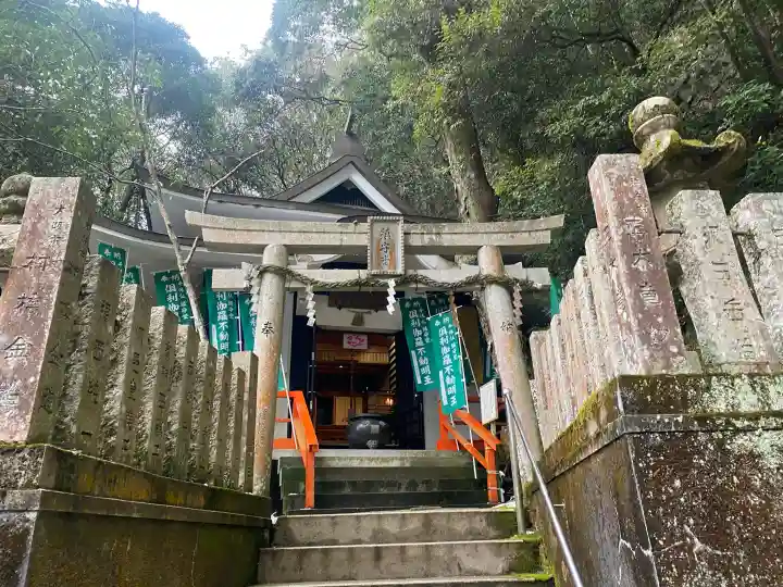 大本山七宝瀧寺の{uncategorized: "未分類", other: "その他", undefined: "問題あり", building: "その他建物", grave: "お墓", sacred_gate: "鳥居", guardian: "狛犬", statue: "像", buddha: "仏像", history: "歴史", nature: "自然", garden: "庭園", animal: "動物", pagoda: "塔", temizu: "手水舎", mountain_gate: "山門・神門", sanctuary: "本殿・本堂", subordinate: "末社・摂社", art: "芸術", scenery: "景色", jizo: "地蔵", ema: "絵馬", goshuin: "御朱印", omikuji: "おみくじ", items: "授与品その他", amulet: "お守り", goshuincho: "御朱印帳", eats: "食事", festival: "お祭り", votive_dance: "神楽", shichigosan: "七五三参", wedding: "結婚式", experience: "体験その他", initially: "初詣", around: "周辺", anti_infection: "感染症対策"}