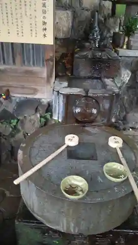 品川神社の手水舎