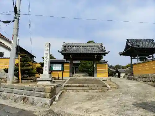 蓮念寺の山門