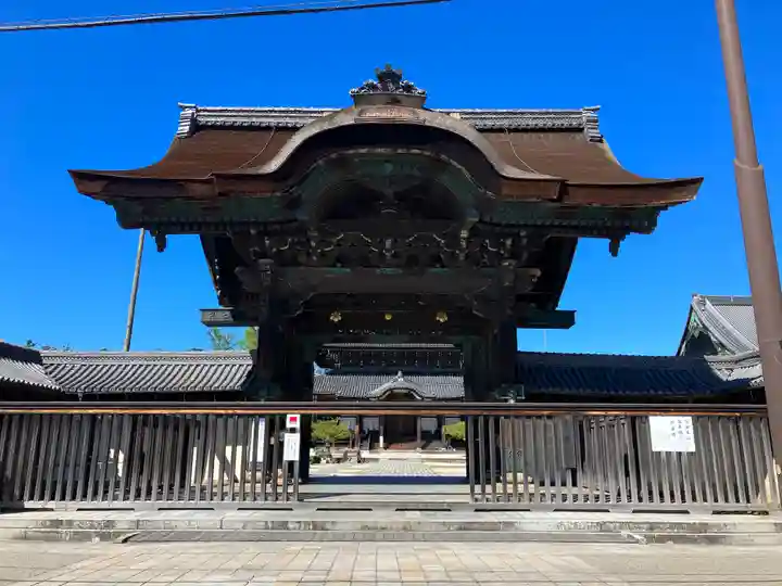 本山専修寺の山門・神門