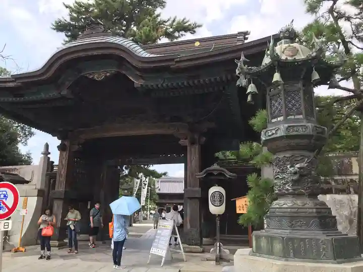 豊川閣 妙厳寺の山門・神門