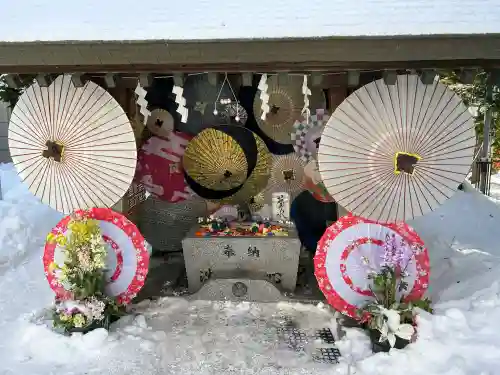 札幌諏訪神社の{uncategorized: "未分類", other: "その他", undefined: "問題あり", building: "その他建物", grave: "お墓", sacred_gate: "鳥居", guardian: "狛犬", statue: "像", buddha: "仏像", history: "歴史", nature: "自然", garden: "庭園", animal: "動物", pagoda: "塔", temizu: "手水舎", mountain_gate: "山門・神門", sanctuary: "本殿・本堂", subordinate: "末社・摂社", art: "芸術", scenery: "景色", jizo: "地蔵", ema: "絵馬", goshuin: "御朱印", omikuji: "おみくじ", items: "授与品その他", amulet: "お守り", goshuincho: "御朱印帳", eats: "食事", festival: "お祭り", votive_dance: "神楽", shichigosan: "七五三参", wedding: "結婚式", experience: "体験その他", initially: "初詣", around: "周辺", anti_infection: "感染症対策"}