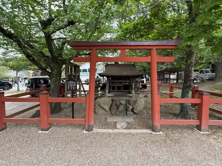 氷室神社の{uncategorized: "未分類", other: "その他", undefined: "問題あり", building: "その他建物", grave: "お墓", sacred_gate: "鳥居", guardian: "狛犬", statue: "像", buddha: "仏像", history: "歴史", nature: "自然", garden: "庭園", animal: "動物", pagoda: "塔", temizu: "手水舎", mountain_gate: "山門・神門", sanctuary: "本殿・本堂", subordinate: "末社・摂社", art: "芸術", scenery: "景色", jizo: "地蔵", ema: "絵馬", goshuin: "御朱印", omikuji: "おみくじ", items: "授与品その他", amulet: "お守り", goshuincho: "御朱印帳", eats: "食事", festival: "お祭り", votive_dance: "神楽", shichigosan: "七五三参", wedding: "結婚式", experience: "体験その他", initially: "初詣", around: "周辺", anti_infection: "感染症対策"}