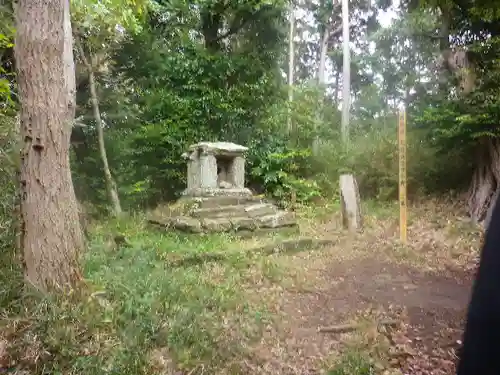 石廟（鎌倉市指定文化財石廟二基、名越切通古道沿い）の本殿・本堂