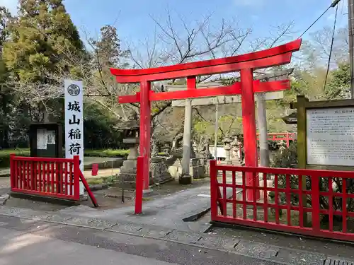 松江城山稲荷神社の鳥居