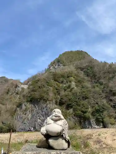 大本八幡神社の像