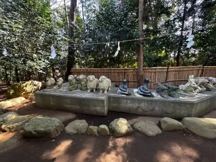 比々多神社の{uncategorized: "未分類", other: "その他", undefined: "問題あり", building: "その他建物", grave: "お墓", sacred_gate: "鳥居", guardian: "狛犬", statue: "像", buddha: "仏像", history: "歴史", nature: "自然", garden: "庭園", animal: "動物", pagoda: "塔", temizu: "手水舎", mountain_gate: "山門・神門", sanctuary: "本殿・本堂", subordinate: "末社・摂社", art: "芸術", scenery: "景色", jizo: "地蔵", ema: "絵馬", goshuin: "御朱印", omikuji: "おみくじ", items: "授与品その他", amulet: "お守り", goshuincho: "御朱印帳", eats: "食事", festival: "お祭り", votive_dance: "神楽", shichigosan: "七五三参", wedding: "結婚式", experience: "体験その他", initially: "初詣", around: "周辺", anti_infection: "感染症対策"}