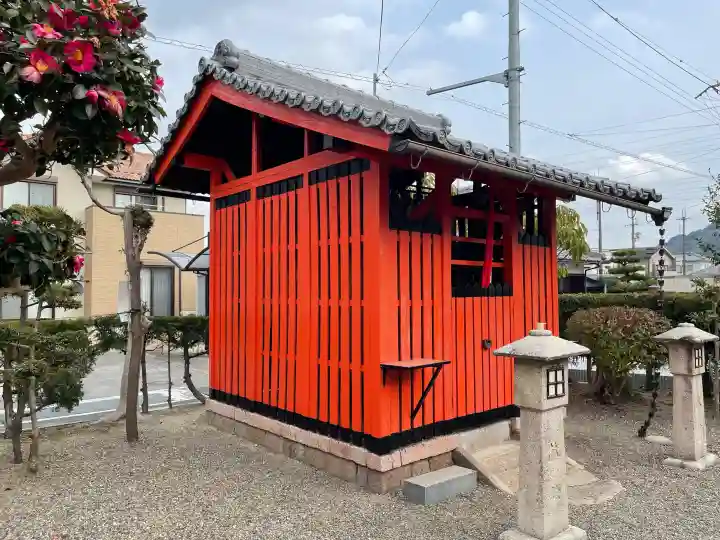 稲荷神社(川辺)の{uncategorized: "未分類", other: "その他", undefined: "問題あり", building: "その他建物", grave: "お墓", sacred_gate: "鳥居", guardian: "狛犬", statue: "像", buddha: "仏像", history: "歴史", nature: "自然", garden: "庭園", animal: "動物", pagoda: "塔", temizu: "手水舎", mountain_gate: "山門・神門", sanctuary: "本殿・本堂", subordinate: "末社・摂社", art: "芸術", scenery: "景色", jizo: "地蔵", ema: "絵馬", goshuin: "御朱印", omikuji: "おみくじ", items: "授与品その他", amulet: "お守り", goshuincho: "御朱印帳", eats: "食事", festival: "お祭り", votive_dance: "神楽", shichigosan: "七五三参", wedding: "結婚式", experience: "体験その他", initially: "初詣", around: "周辺", anti_infection: "感染症対策"}