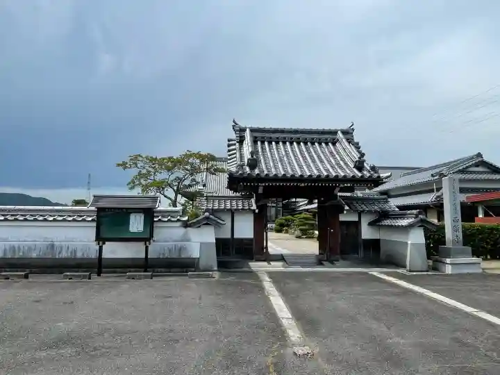 最澄院西願寺の{uncategorized: "未分類", other: "その他", undefined: "問題あり", building: "その他建物", grave: "お墓", sacred_gate: "鳥居", guardian: "狛犬", statue: "像", buddha: "仏像", history: "歴史", nature: "自然", garden: "庭園", animal: "動物", pagoda: "塔", temizu: "手水舎", mountain_gate: "山門・神門", sanctuary: "本殿・本堂", subordinate: "末社・摂社", art: "芸術", scenery: "景色", jizo: "地蔵", ema: "絵馬", goshuin: "御朱印", omikuji: "おみくじ", items: "授与品その他", amulet: "お守り", goshuincho: "御朱印帳", eats: "食事", festival: "お祭り", votive_dance: "神楽", shichigosan: "七五三参", wedding: "結婚式", experience: "体験その他", initially: "初詣", around: "周辺", anti_infection: "感染症対策"}