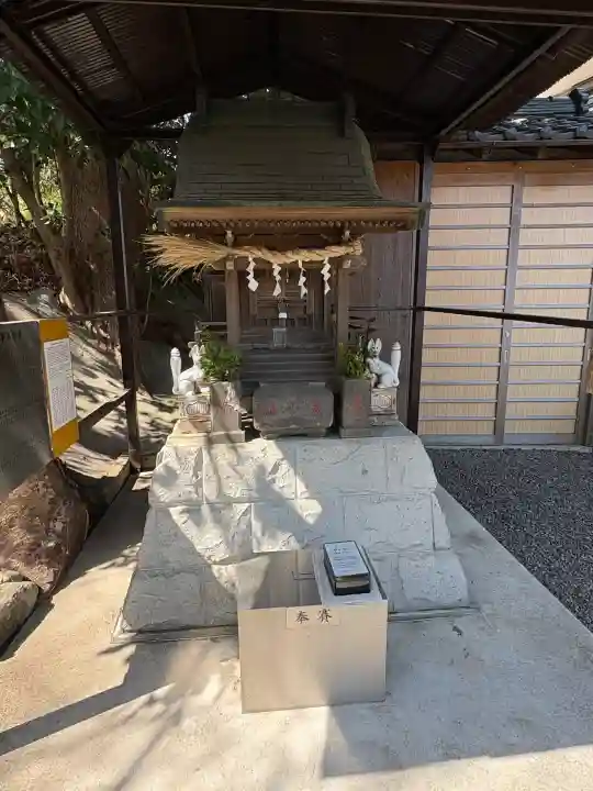 白旗稲荷神社の{uncategorized: "未分類", other: "その他", undefined: "問題あり", building: "その他建物", grave: "お墓", sacred_gate: "鳥居", guardian: "狛犬", statue: "像", buddha: "仏像", history: "歴史", nature: "自然", garden: "庭園", animal: "動物", pagoda: "塔", temizu: "手水舎", mountain_gate: "山門・神門", sanctuary: "本殿・本堂", subordinate: "末社・摂社", art: "芸術", scenery: "景色", jizo: "地蔵", ema: "絵馬", goshuin: "御朱印", omikuji: "おみくじ", items: "授与品その他", amulet: "お守り", goshuincho: "御朱印帳", eats: "食事", festival: "お祭り", votive_dance: "神楽", shichigosan: "七五三参", wedding: "結婚式", experience: "体験その他", initially: "初詣", around: "周辺", anti_infection: "感染症対策"}