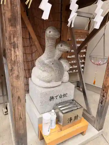 蛇窪神社の{uncategorized: "未分類", other: "その他", undefined: "問題あり", building: "その他建物", grave: "お墓", sacred_gate: "鳥居", guardian: "狛犬", statue: "像", buddha: "仏像", history: "歴史", nature: "自然", garden: "庭園", animal: "動物", pagoda: "塔", temizu: "手水舎", mountain_gate: "山門・神門", sanctuary: "本殿・本堂", subordinate: "末社・摂社", art: "芸術", scenery: "景色", jizo: "地蔵", ema: "絵馬", goshuin: "御朱印", omikuji: "おみくじ", items: "授与品その他", amulet: "お守り", goshuincho: "御朱印帳", eats: "食事", festival: "お祭り", votive_dance: "神楽", shichigosan: "七五三参", wedding: "結婚式", experience: "体験その他", initially: "初詣", around: "周辺", anti_infection: "感染症対策"}