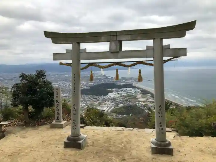 高屋神社の{uncategorized: "未分類", other: "その他", undefined: "問題あり", building: "その他建物", grave: "お墓", sacred_gate: "鳥居", guardian: "狛犬", statue: "像", buddha: "仏像", history: "歴史", nature: "自然", garden: "庭園", animal: "動物", pagoda: "塔", temizu: "手水舎", mountain_gate: "山門・神門", sanctuary: "本殿・本堂", subordinate: "末社・摂社", art: "芸術", scenery: "景色", jizo: "地蔵", ema: "絵馬", goshuin: "御朱印", omikuji: "おみくじ", items: "授与品その他", amulet: "お守り", goshuincho: "御朱印帳", eats: "食事", festival: "お祭り", votive_dance: "神楽", shichigosan: "七五三参", wedding: "結婚式", experience: "体験その他", initially: "初詣", around: "周辺", anti_infection: "感染症対策"}
