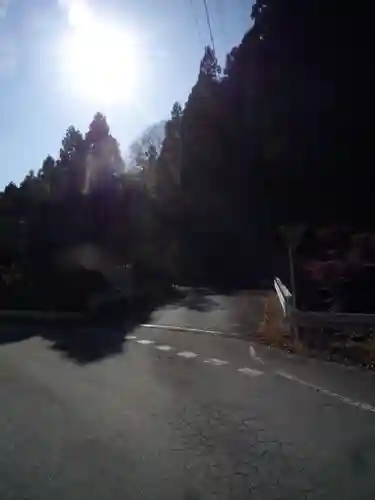 皆沢八幡宮本殿の周辺