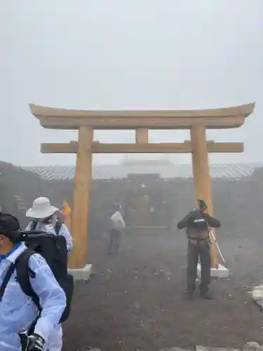 富士山頂上浅間大社奥宮の鳥居