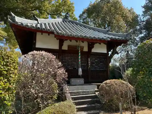 久米寺の{uncategorized: "未分類", other: "その他", undefined: "問題あり", building: "その他建物", grave: "お墓", sacred_gate: "鳥居", guardian: "狛犬", statue: "像", buddha: "仏像", history: "歴史", nature: "自然", garden: "庭園", animal: "動物", pagoda: "塔", temizu: "手水舎", mountain_gate: "山門・神門", sanctuary: "本殿・本堂", subordinate: "末社・摂社", art: "芸術", scenery: "景色", jizo: "地蔵", ema: "絵馬", goshuin: "御朱印", omikuji: "おみくじ", items: "授与品その他", amulet: "お守り", goshuincho: "御朱印帳", eats: "食事", festival: "お祭り", votive_dance: "神楽", shichigosan: "七五三参", wedding: "結婚式", experience: "体験その他", initially: "初詣", around: "周辺", anti_infection: "感染症対策"}