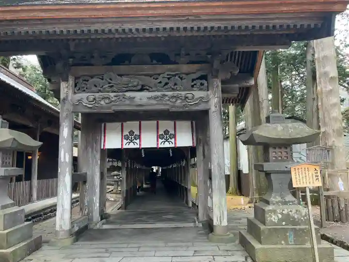 諏訪大社の{uncategorized: "未分類", other: "その他", undefined: "問題あり", building: "その他建物", grave: "お墓", sacred_gate: "鳥居", guardian: "狛犬", statue: "像", buddha: "仏像", history: "歴史", nature: "自然", garden: "庭園", animal: "動物", pagoda: "塔", temizu: "手水舎", mountain_gate: "山門・神門", sanctuary: "本殿・本堂", subordinate: "末社・摂社", art: "芸術", scenery: "景色", jizo: "地蔵", ema: "絵馬", goshuin: "御朱印", omikuji: "おみくじ", items: "授与品その他", amulet: "お守り", goshuincho: "御朱印帳", eats: "食事", festival: "お祭り", votive_dance: "神楽", shichigosan: "七五三参", wedding: "結婚式", experience: "体験その他", initially: "初詣", around: "周辺", anti_infection: "感染症対策"}