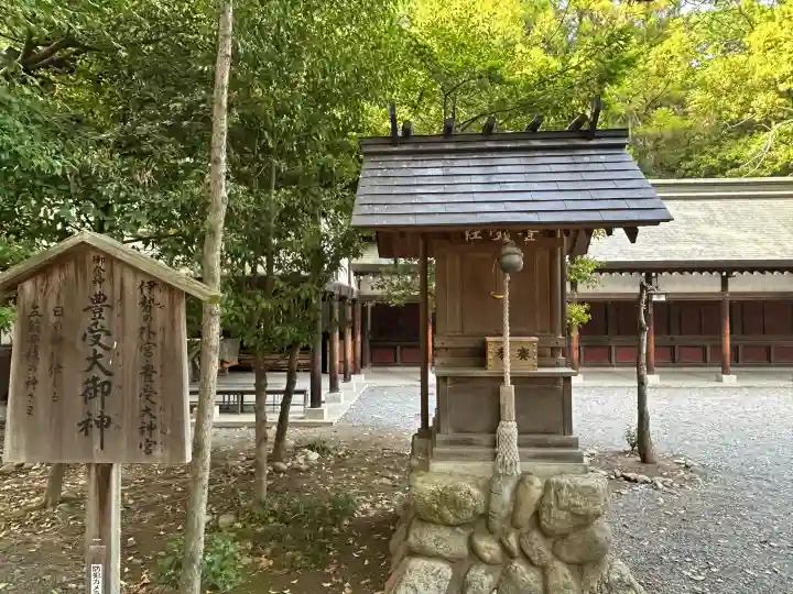 秩父神社の{uncategorized: "未分類", other: "その他", undefined: "問題あり", building: "その他建物", grave: "お墓", sacred_gate: "鳥居", guardian: "狛犬", statue: "像", buddha: "仏像", history: "歴史", nature: "自然", garden: "庭園", animal: "動物", pagoda: "塔", temizu: "手水舎", mountain_gate: "山門・神門", sanctuary: "本殿・本堂", subordinate: "末社・摂社", art: "芸術", scenery: "景色", jizo: "地蔵", ema: "絵馬", goshuin: "御朱印", omikuji: "おみくじ", items: "授与品その他", amulet: "お守り", goshuincho: "御朱印帳", eats: "食事", festival: "お祭り", votive_dance: "神楽", shichigosan: "七五三参", wedding: "結婚式", experience: "体験その他", initially: "初詣", around: "周辺", anti_infection: "感染症対策"}