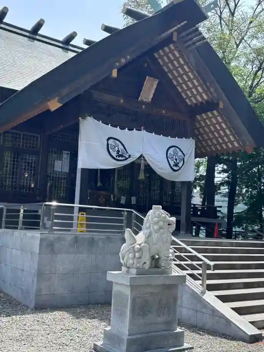 信濃神社の{uncategorized: "未分類", other: "その他", undefined: "問題あり", building: "その他建物", grave: "お墓", sacred_gate: "鳥居", guardian: "狛犬", statue: "像", buddha: "仏像", history: "歴史", nature: "自然", garden: "庭園", animal: "動物", pagoda: "塔", temizu: "手水舎", mountain_gate: "山門・神門", sanctuary: "本殿・本堂", subordinate: "末社・摂社", art: "芸術", scenery: "景色", jizo: "地蔵", ema: "絵馬", goshuin: "御朱印", omikuji: "おみくじ", items: "授与品その他", amulet: "お守り", goshuincho: "御朱印帳", eats: "食事", festival: "お祭り", votive_dance: "神楽", shichigosan: "七五三参", wedding: "結婚式", experience: "体験その他", initially: "初詣", around: "周辺", anti_infection: "感染症対策"}