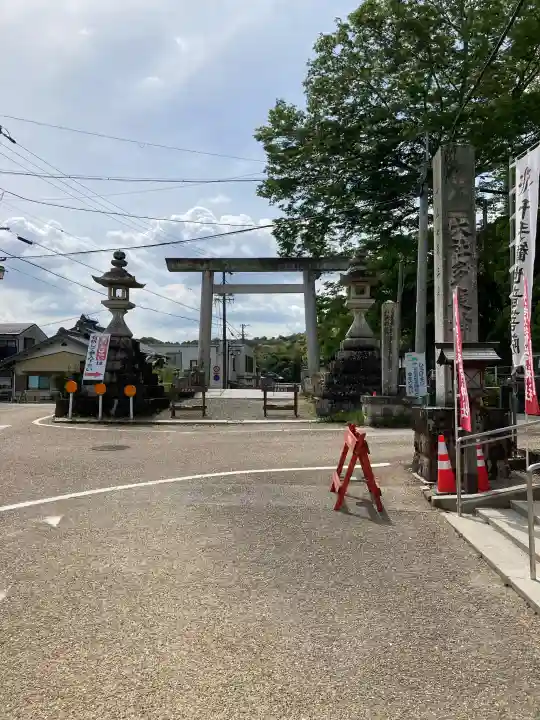 多度大社の{uncategorized: "未分類", other: "その他", undefined: "問題あり", building: "その他建物", grave: "お墓", sacred_gate: "鳥居", guardian: "狛犬", statue: "像", buddha: "仏像", history: "歴史", nature: "自然", garden: "庭園", animal: "動物", pagoda: "塔", temizu: "手水舎", mountain_gate: "山門・神門", sanctuary: "本殿・本堂", subordinate: "末社・摂社", art: "芸術", scenery: "景色", jizo: "地蔵", ema: "絵馬", goshuin: "御朱印", omikuji: "おみくじ", items: "授与品その他", amulet: "お守り", goshuincho: "御朱印帳", eats: "食事", festival: "お祭り", votive_dance: "神楽", shichigosan: "七五三参", wedding: "結婚式", experience: "体験その他", initially: "初詣", around: "周辺", anti_infection: "感染症対策"}