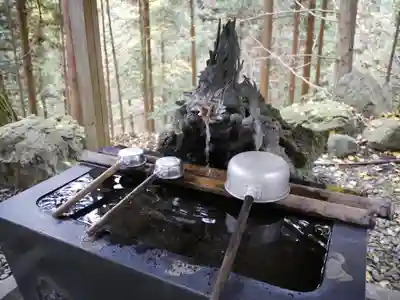 軍刀利神社の手水舎