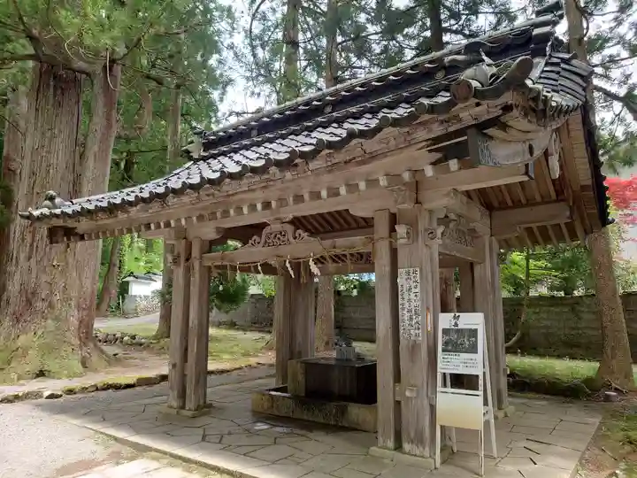 雄山神社中宮祈願殿の手水舎