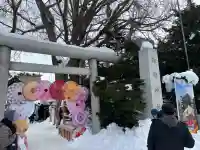 札幌諏訪神社の{uncategorized: "未分類", other: "その他", undefined: "問題あり", building: "その他建物", grave: "お墓", sacred_gate: "鳥居", guardian: "狛犬", statue: "像", buddha: "仏像", history: "歴史", nature: "自然", garden: "庭園", animal: "動物", pagoda: "塔", temizu: "手水舎", mountain_gate: "山門・神門", sanctuary: "本殿・本堂", subordinate: "末社・摂社", art: "芸術", scenery: "景色", jizo: "地蔵", ema: "絵馬", goshuin: "御朱印", omikuji: "おみくじ", items: "授与品その他", amulet: "お守り", goshuincho: "御朱印帳", eats: "食事", festival: "お祭り", votive_dance: "神楽", shichigosan: "七五三参", wedding: "結婚式", experience: "体験その他", initially: "初詣", around: "周辺", anti_infection: "感染症対策"}