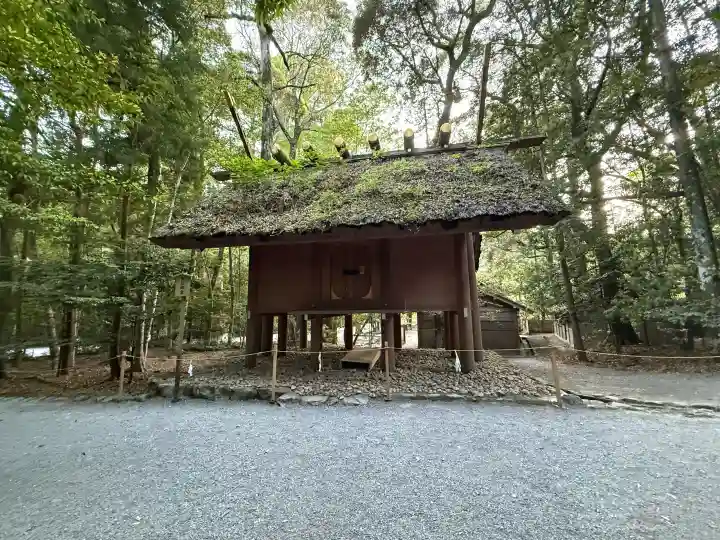 伊勢神宮内宮(皇大神宮)の{uncategorized: "未分類", other: "その他", undefined: "問題あり", building: "その他建物", grave: "お墓", sacred_gate: "鳥居", guardian: "狛犬", statue: "像", buddha: "仏像", history: "歴史", nature: "自然", garden: "庭園", animal: "動物", pagoda: "塔", temizu: "手水舎", mountain_gate: "山門・神門", sanctuary: "本殿・本堂", subordinate: "末社・摂社", art: "芸術", scenery: "景色", jizo: "地蔵", ema: "絵馬", goshuin: "御朱印", omikuji: "おみくじ", items: "授与品その他", amulet: "お守り", goshuincho: "御朱印帳", eats: "食事", festival: "お祭り", votive_dance: "神楽", shichigosan: "七五三参", wedding: "結婚式", experience: "体験その他", initially: "初詣", around: "周辺", anti_infection: "感染症対策"}