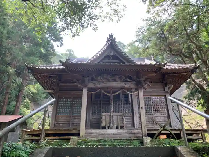 三柱神社の本殿・本堂